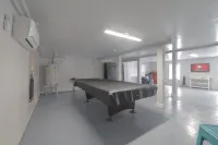 Cozy Retreat with Large Game Room. Only Minutes to the Beach and the Strand.