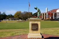 Renovated, Ground Level, 2 Br 2 BA, WiFi, Cable, Pool. 4 Individuals Max.