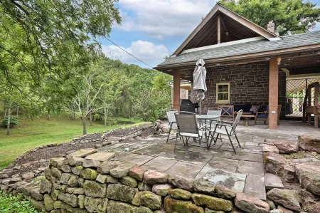 A cozy, beautifully renovated 1829 farmhouse Отели в г. Фэрвью Тауншип