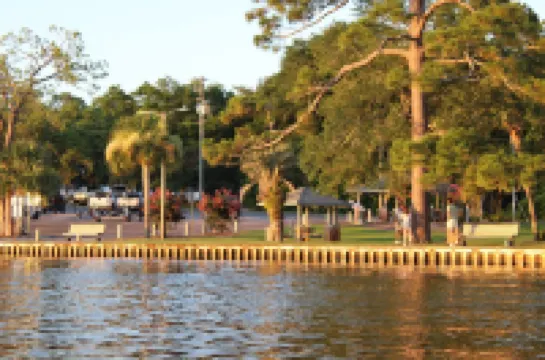 SUNNY NICEVILLE! Very Nice, new 3/2.5 Townhome .04 mile from water! Hotels in Niceville