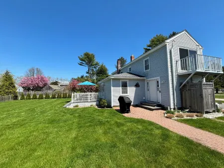 Historic Shoreline Home minutes to Stonington Village and Mystic!