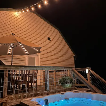 Pennsy Ridge Hideaway: Relax in our centrally-located wooded retreat w/ hot tub