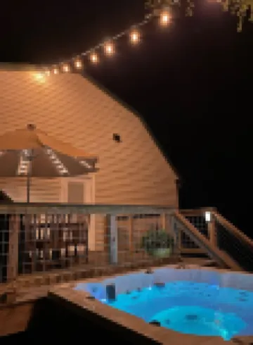 Pennsy Ridge Hideaway: Relax in our centrally-located wooded retreat w/ hot tub