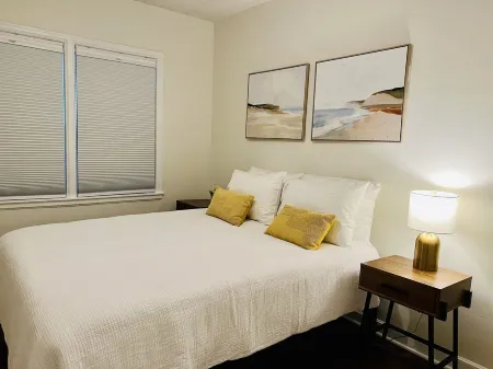 Cozy 2 bedrooms in the heart of historic Linden Hills Neighborhood Отели рядом с достопримечательностью «Park Nicollet Eye Care and Optical Store St. Louis Park»