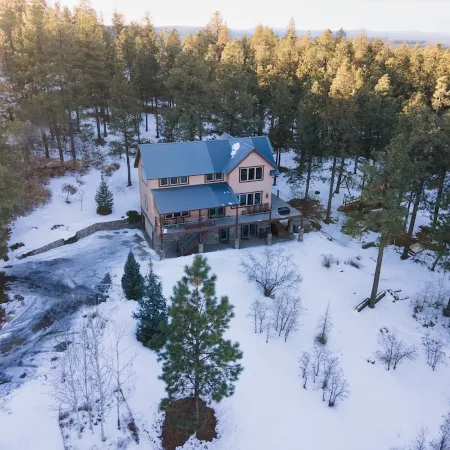 Log Hill Lodge-BEST VIEWS, Hot tub, Close to town+Wolf Creek, privately owned