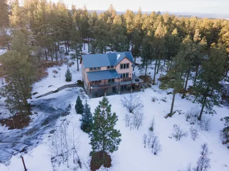 Log Hill Lodge-BEST VIEWS, Hot tub, Close to town+Wolf Creek, privately owned