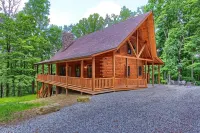 Whispering Trees Lodge , sleeps 10, 4 miles from Old Man's Cave - homestay