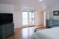 Lucky Little Lake House - Heart of Sylvan Beach Hotels in Sylvan Beach