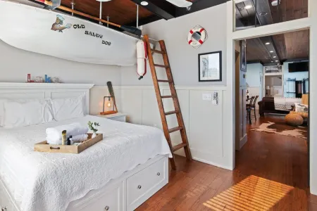 The Black Pearl: industrial condo sleeps 6, full size kitchen & scenic views!