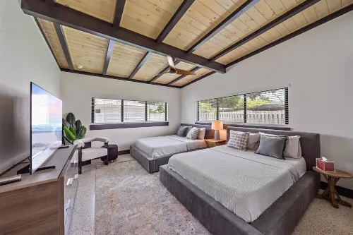 Designer home minutes from downtown! 6 beds 3 full bathrooms Hotels in Sarasota County