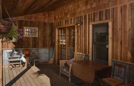 Cozy, Rustic Cabins near Chico Hot Springs & only 35 mins to YELLOWSTONE PARK!!