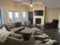 SPACIOUS 5/3 SCREENED PORCH AND PATIO, LAKE VIEW