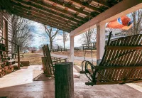 Dixie's Cottage: A Rustic Escape with Dixie the Horse Just Outside
