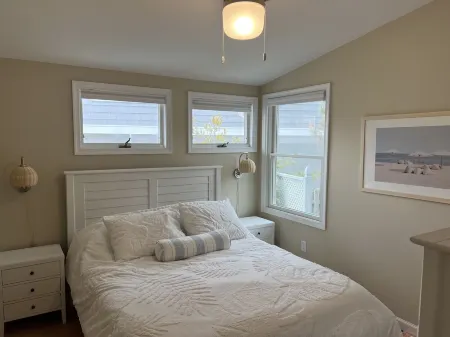 Welcome to Our Breezy, Bayside, Beach House! Отели рядом с достопримечательностью «Бичфронт»