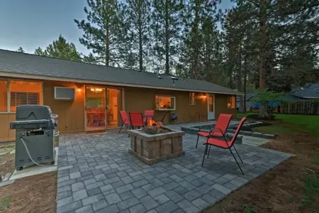 Platinum Paradise-Private Hot Tub-Gas Firepit-Located In BEND-30 Min to Bachelor Отели рядом с достопримечательностью «Хай Десерт Музеум»