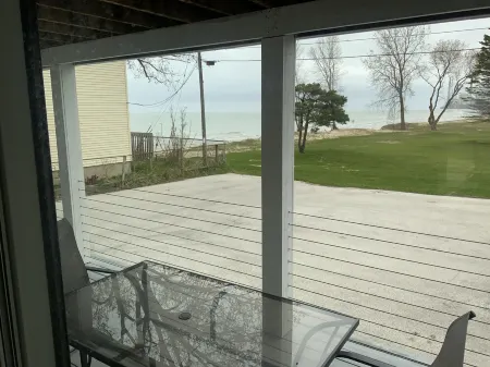 BEACHSIDE GETAWAY IN SHEBOYGAN Отели в г. Sheboygan