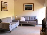 Family friendly apartment 5 min drive to Canberra City Hotels in Griffith