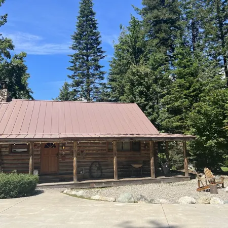 Relaxing log cabin retreat!Private hot tub, Fido Friendly,WI-FI,Snomobile access