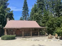 Relaxing log cabin retreat!Private hot tub, Fido Friendly,WI-FI,Snomobile access