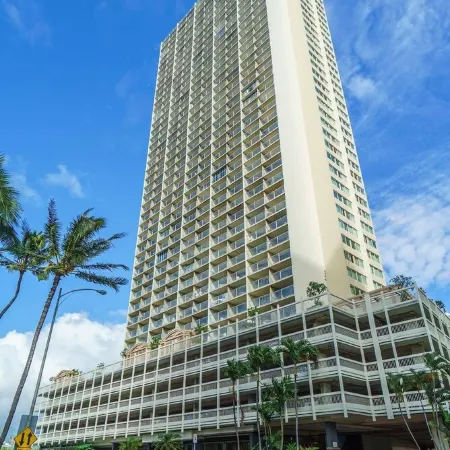 Lovely Studio with Million Dollar View of Waikiki and close to everything!
