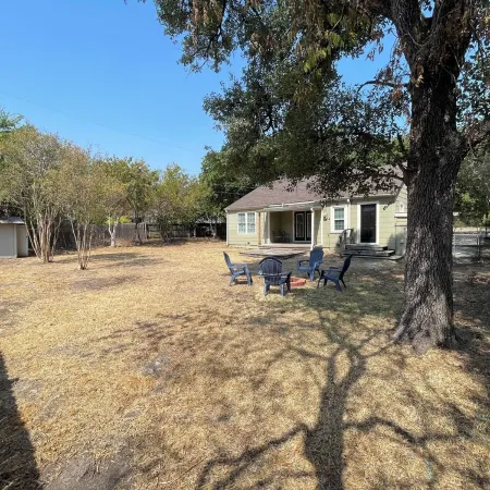 Charming, cozy cottage located 1/2 mile, or 3 min. walk to Kyle Field.