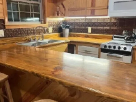 Cozy cabin on Lake Ludwig with a nice view of the lake. Pet friendly! 約翰遜縣酒店