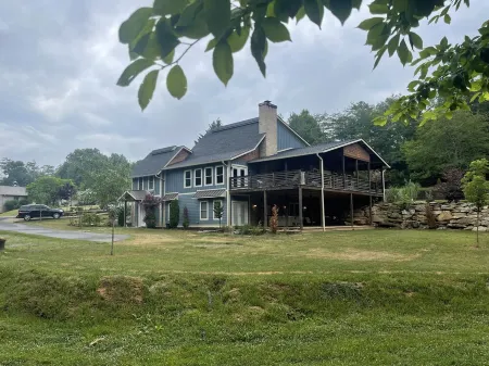 Large Modern Farmhouse on 3 acres 7 minutes from downtown