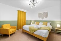 Deck+Fenced Back Yard+ King Bed+Bedroom TV+Pets Welcome! - 3-Star