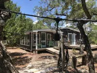 Charming coastal cottage, short walk to both beach and bay, pet friendly!