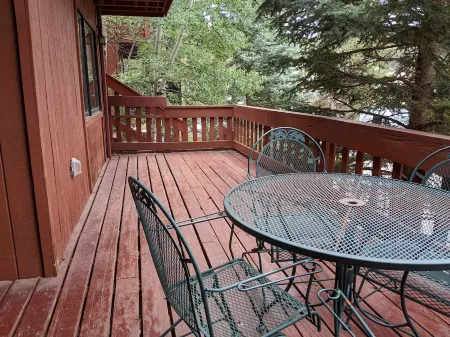 Modern getaway! Relax, bike, hike, and shred!