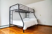 Garage, Fully Fenced Yard, Sleep 7, Walk to Downtown Các khách sạn gần Vertical Dreams
