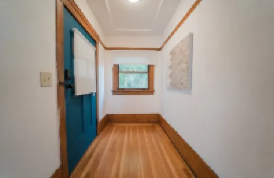 425A- Upper 2B1B Unit Gated Parking near Bart & FW, shops and restaurants