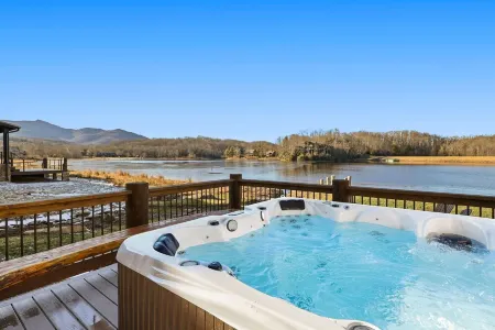 Lakefront Home in 100 Acre Community/Mountain Views, Shopping & Dining All Close Отели рядом с достопримечательностью «Мозес Кон Манор»