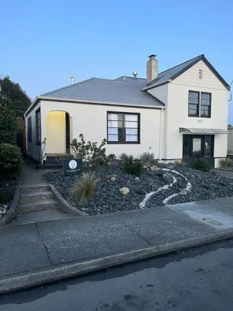 Henderson Frog Pond Compound Отели рядом с достопримечательностью «Секвойя Парк Гарден»