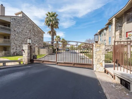 The best sunset on the lake! Отели рядом с достопримечательностью «Horseshoe Bay Resort - Ram Rock Course»