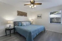 Mermaid Dreams: Spacious 3 bedroom - three bath w/ pool in golf cart district!!