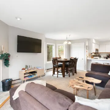 Mount Snow Condo: 4 min Walk to Sundance Lift (High Speed - 6 Seat)
