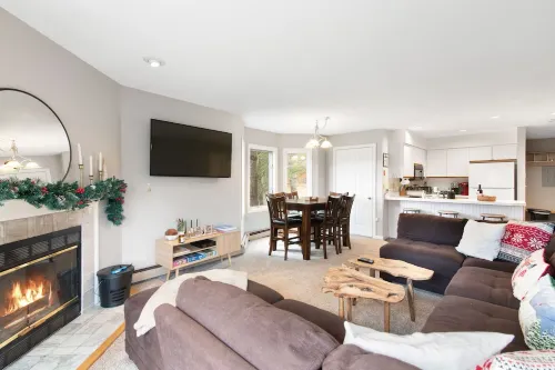 Mount Snow Condo: 4 min Walk to Sundance Lift (High Speed - 6 Seat)