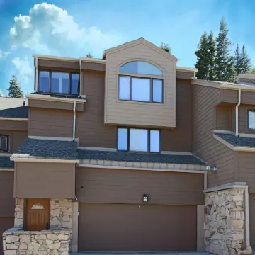 3 King Bedrooms! Hot Tub, Massage Chair, Free Bus Route, Walk to Slopes/Main St.