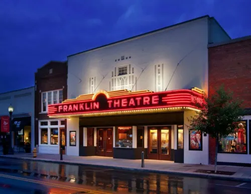 *NEW* Bluebird Cottage in the Heart of Historic Downtown Franklin