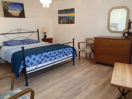 Penty, Sea View from 1st Floor, Bedroom on Ground Floor, Garden, Sea and GR34 500 m Away. Отели рядом с достопримечательностью «Chapelle Notre-Dame-De-Rocamadour»