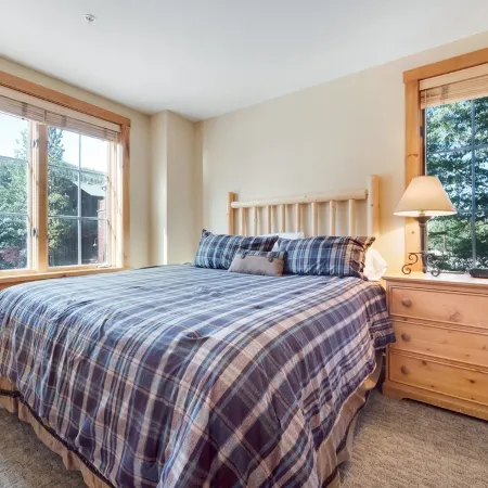 Slope Views, Cozy 2 King Beds, Pinball, Short 5 minute Walk to Everything!