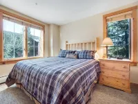 Slope Views, Cozy 2 King Beds, Pinball, Short 5 minute Walk to Everything!
