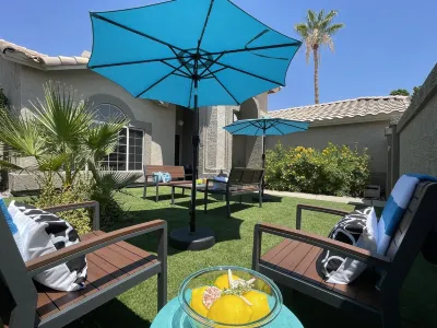 Luxury Lakeside Home! Private Pool, Dock, Outdoor Kitchen, & Private Courtyard! Desert Glen Shopping Center附近的飯店