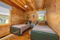 Welcome to Dolly Cabin! Smoky Mountain fun in 3BR, hot tub, foosball + WiFi 트로터 블러프 TVA 스몰 와일드 에어리어 주변 호텔