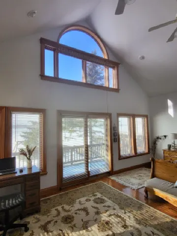 Cozy house on the lake with hot tub Hotels in Oscoda