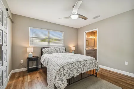 Sunset Oasis - Private Heated Pool Home Near Beach, Sponge Docks, Tarpon Springs