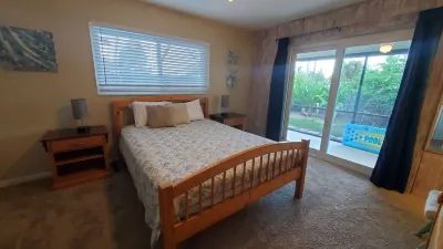 Immaculate beach house with amenities and heated pool - 5 min bike ride to beach