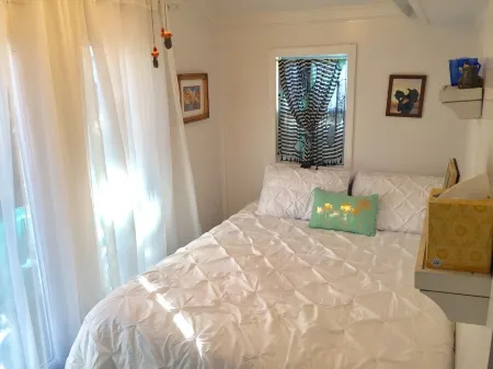 Unique Romantic Beach Style Cottage close to  Folly Beach & historic Charleston!