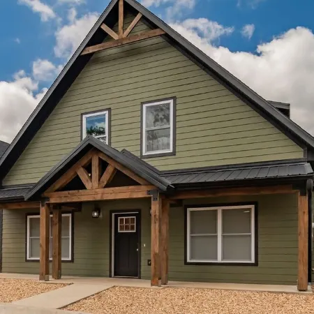 Perfect for Multiple Families, Lodge Sleeps 12 w/ Lake Views and Pools; Near Sdc